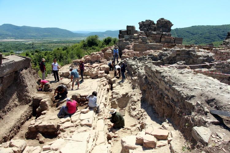 <p>Zonguldak'ın Çaycuma İlçesi’ne bağlı Filyos beldesinde, M.Ö. 6'ncı yüzyılda kurulduğu ve M.S. 13'üncü yüzyıla kadar yerleşimin bulunduğu tahmin edilen Teion Antik Kenti'nde kazı çalışmaları, 12'nci yılında havadan görüntülendi. </p>

<p> </p>
