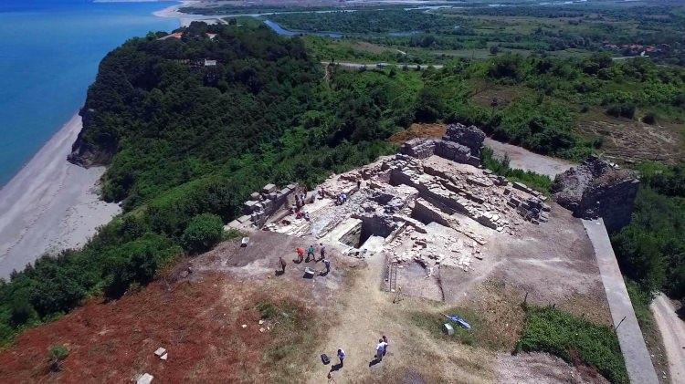 <p>60 hektarlık alanın geçen 11 yılında yapılan kazılarda çeşitli dönemlere ait yazılı eserler, hamam, kilise, tapınak, liman, kale ve sahil surları, su kemeri, mendirek kalıntıları, antik tiyatro, mezarlar, madeni para, madeni eserler ve seramikler bulundu.</p>
<p> </p>
