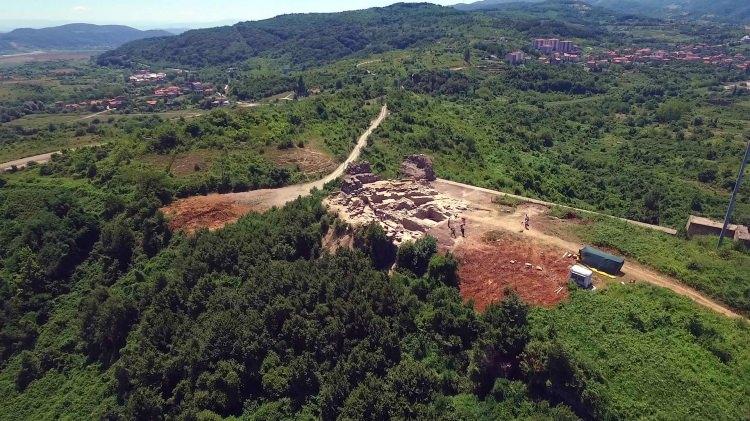 <p>Ayrıca, özellikle geçen yılki çalışmalarda su altında Roma, Bizans, Selçuklu dönemlerine ait olduğu değerlendirilen 8 batık gemi tespit edildi.</p>
<p> </p>