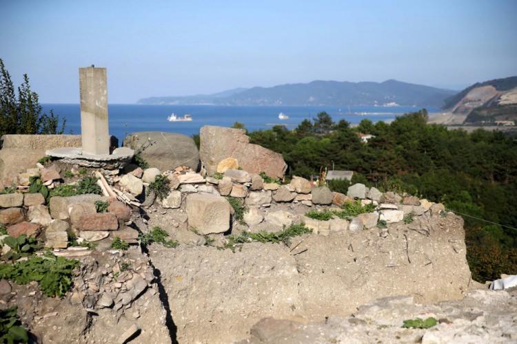 <p><strong>30 DERECE SICAĞIN ALTINDA 12 SAAT ÇALIŞIYORLAR</strong></p>
<p>M.Ö. 6'ncı yüzyılda kurulduğu ve M.S. 13'üncü yüzyıla kadar yerleşimin devam ettiği Teion Antik Kenti'nde bu yılki kazı çalışmaları Bartın Üniversitesi Edebiyat Fakültesi Arkeoloji Bölümü Bölüm Başkanı Doç. Dr. Şahin Yıldırım başkanlığında, üniversite öğrencisi, işçi ve uzmandan oluşan 50 kişilik ekip ile başladı.</p>