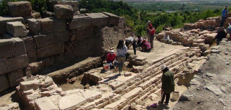 <p>Ortalama 30 derece sıcağın altında günde 12 saat süren çalışmalar, havadan görüntülendi.</p>
<p> </p>