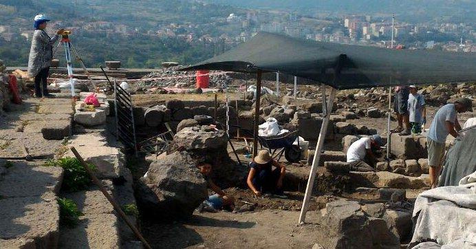 <p>Özellikle Selçuklular döneminde Karadeniz kıyılarının Türkleştirilmesi süreci içerisinde çeşitli bulgular ortaya çıkarıldı. Selçuklu emirine ait mühürlü yüzük ortaya çıkarıldı.</p>
<p> </p>