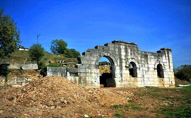 <p>Son olarak Ceneviz dönemine ait bir şatonun temelleri ortaya çıkarıldı. Büyük İskender dönemine ait çeşitli mimari yapılar da ortaya çıkarıldı."</p>
<p> </p>