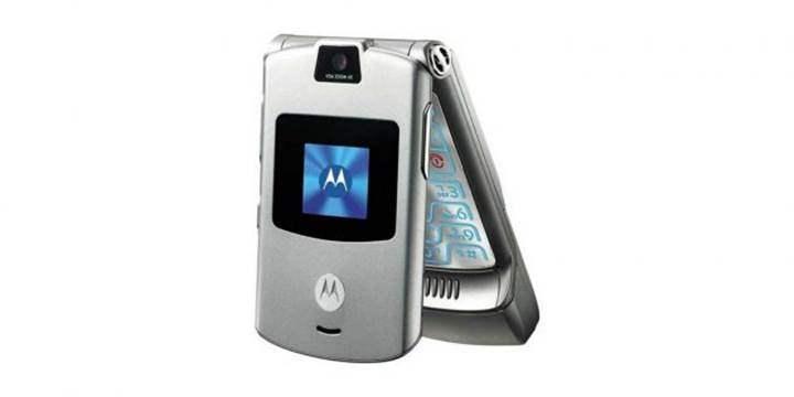 <p><strong>10. Motorola Razr V3</strong></p>

<p><strong>Üretim Yılı:</strong> 2004</p>

<p><strong>Satılan cihaz sayısı:</strong> 130 milyondan fazla</p>

<p>Motorola'nın amiral gemisi modeli, o zamana göre muhteşem bir tasarımdı. Cihaz çıktığı yıl itibarıyla dönemin ikonik telefonları arasında yer almayı başarmıştı.</p>
