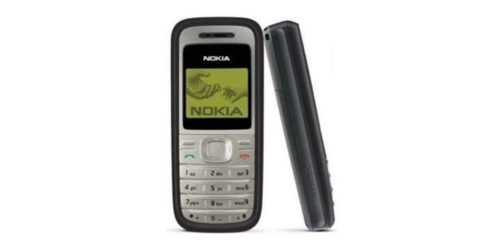 <p><strong>5. Nokia 1200</strong></p>

<p><strong>Üretim Yılı:</strong> 2007</p>

<p><strong>Satılan cihaz sayısı:</strong> 150 milyon</p>

<p>Yedi saat konuşma ve 390 saat bekleme süresi sunan Nokia 1200'ün en büyük avantajı pil ömrüydü. Ayrıca joystick tuşuna basılara açılabilen bir feneri vardı. Cihaz uygun fiyatı ile dönemin en popüler telefonlarından biri olmayı başarmıştı.</p>

