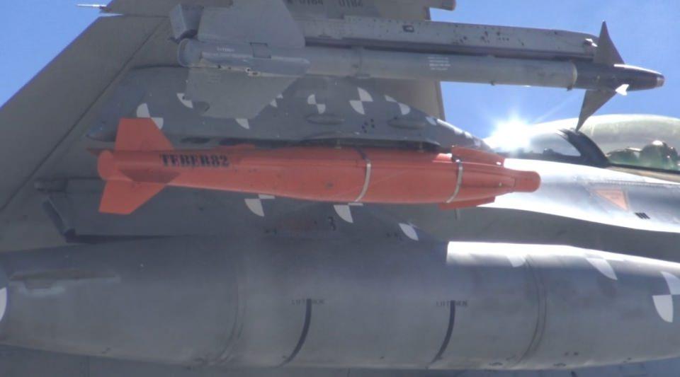 <p>Lazer arayıcı başlık, güdüm kiti (ataletsel ölçüm birimi, küresel konumlama sistemi, füze bilgisayarı) ve kuyruk kanat komplesinden oluşan Teber Güdüm Kiti takılmış Mk-82 bombalarıyla 21-22 Haziran'da Konya-Karapınar'da atışlı testler yapıldı.</p>
