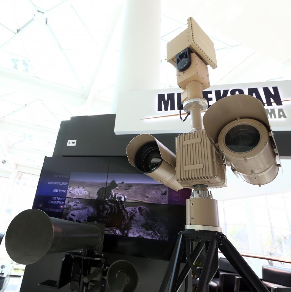 <p>Retinar OPUS, optimize edilen tasarımıyla drone savar platformun temel sensörü niteliğini taşırken, farklı aktif ve pasif sistemler de korunmak istenen bölgeye en uygun çözümler oluşturmak üzere Kapan Drone Savar Sistemi kapsamında yer alabiliyor. Gerektiğinde bu farklı sensör ve karşı tedbir bileşenleri araç üstü, direk üstü ve benzeri konumlarda tümleşik şekilde bir arada konumlandırılabildiği gibi, korunmak istenen bölgenin gereksinimlerine göre her bileşenin farklı miktarlarda entegre edilmesiyle ölçekli yapılar da kurulabiliyor. Bu sayede hem performans hem de maliyet açısından etkin çözüm konfigürasyonuna ulaşılıyor.</p>