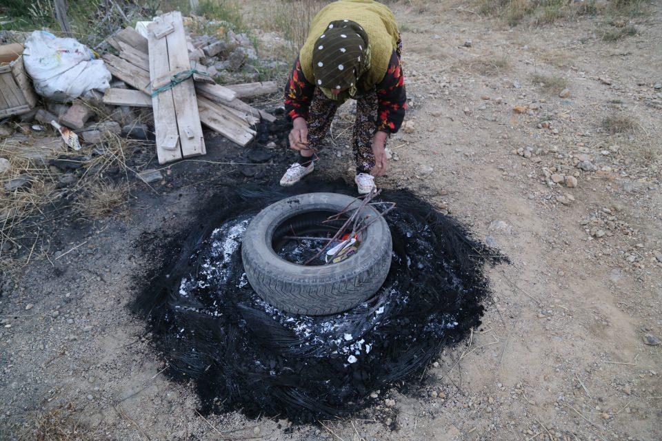 <p>Toroslar'ın eteğindeki bahçelerinde geçimlerini kiraz üretimiyle sağlayan çiftçiler, kiraz hasadının başlamasıyla ağaçlarına ayıların zarar vereceğinden endişe ediyor.</p>
<p> </p>
<p> </p>
