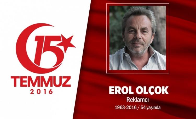 <p>Dava insanı, dava yolunda şehit düştü. 5 Mart 1962 yılında Çorum’un Mecideyekavak Köyü’nde doğan Erol Olçok, evli ve üç çocuk babasıydı. 54 yaşındaki reklamcı Erol Olçok, Türkiye’de en önemli siyasi iletişim kampanyalarının duayeniydi. 14 yıllık AK Parti iktidarının, başarıdan başarıya koşan tüm seçim kampanyalarında onun damgası vardı. Cumhurbaşkanı Erdoğan’la ilişkisini hiçbir zaman profesyonel bir ilişki olarak tanımlamadı. Her zaman dava, yol ve kader arkadaşlığı olarak gördü. İlk oğluna Abdullah Tayyip adını verdi. Oğluyla birlikte şehadet şerbetini içti. 15 Temmuz gecesi oğlu Abdullah Tayyip ile gittiği Boğaziçi Köprüsü'nde hain darbeciler tarafından şehit edildi. Cumhurbaşkanı Erdoğan, cenaze töreninde, "Erol benim bir yol arkadaşımdı Abdullah pırlanta bir yavrumuzdu. Mekanı cennet olsun inşallah." diyerek gözyaşlarını tutamadı. Şehit Erol Olçok, Altunizade İlahiyat Fakültesi Camii’ndeki cenaze namazı sonrası Karacaahmet Mezarlığı’nda evladı Abdullah Tayyip ile yan yana defnedildi.</p>
