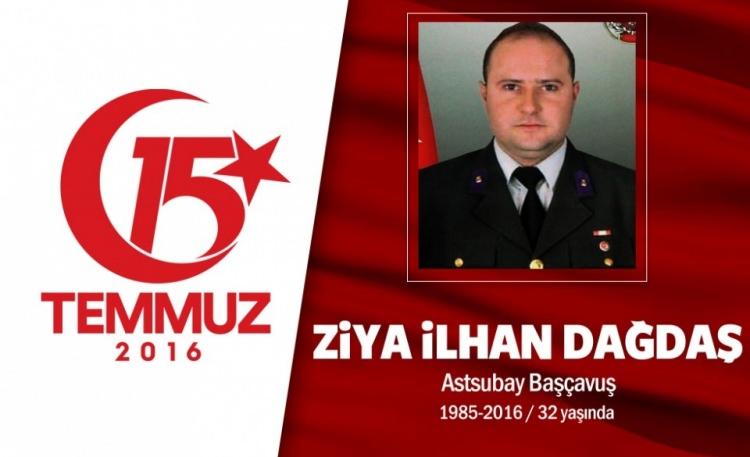 <p>5 Temmuz darbe girişiminden 4 gün önce Erzincan'dan Ankara'ya Kara Harp Okulu Bando Bölük Komutanlığı'na tayin edilen ve bekar olan Astsubay Başçavuş Ziya İlhan Dağdaş, ev kiralayıp yerleşme hazırlıkları yapıyordu. Darbe gecesi Cumhurbaşkanı Recep Tayyip Erdoğan'ın çağrısı üzerine sivil kıyafetle Genelkurmay Başkanlığı'nın önüne giden Astsubay Dağdaş, başına isabet eden tek kurşunla yaşamını yitirdi. 31 yaşındaki Dağdaş'ın Muğla'da yaşayan ailesi, darbe girişimi sonrası oğlundan haber alamayınca Ankara'ya gitti. İlk etapta oğlunun gözaltına alınan askerler arasında olduğunu düşünen anne Bilsen Dağdaş, listede çocuğunun adını bulamayınca bu kez hastanelerin yolunu tuttu. Altı gün oğlunu arayan anne Dağdaş, son çare olarak Ankara Adli Tıp Kurumu'na gitti. Burada kimliksiz cenazeler olduğunu öğrenen Bilsen Dağdaş, DNA örneği verdi. Darbe girişiminden tam 8 gün sonra adli tıp kurumundaki görevlilerin kendisini aramasıyla acı haberi alan anne Dağdaş, oğlunun cenazesine ulaştı. Ancak durumunun belirsizliği nedeniyle şehit olduğu duyurulmayan Astsubay Dağdaş'ın şehit sayılması için Ankara Cumhuriyet Başsavcılığı'na başvuruldu. Savcılık, soruşturmanın ardından Dağdaş'ın FETÖ'cü askerler tarafından şehit edildiğini duyurdu. Şehidin naaşı, 15 Temmuz darbe girişiminden 6 ay sonra memleketi Muğla'daki mezarlıktan alınarak, askeri törenle Garnizon Şehitliği'ne defnedildi.</p>