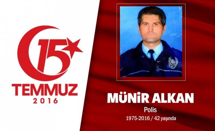 <p>41 yaşındaki polis memuru Münür Alkan, evli ve bir kız babasıydı. Bolu’da görev yapan Alkan, bir süre önce İstanbul Emniyet Müdürü Mustafa Çalışkan’ın koruma polisi olarak atanmıştı. Görevini de son nefesine kadar sürdürdü. 15 Temmuz gecesi Boğaziçi Köprüsü’nde darbecilerin açtığı ateş sonucu İstanbul Emniyet Müdürü Çalışkan’ı korurken şehit düştü. Şehit polis memuru Alkan, baba ocağı Tekirdağ’da son yolculuğuna uğurlandı.</p>