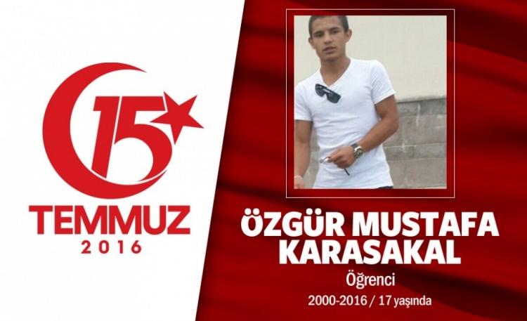 <p>Mustafa Karasakal, 17 yaşındaydı. O genç yaşına rağmen sokağa çıktı. Lise öğrencisi Karasakal, 15 Temmuz’un en genç şehitlerinden oldu. Genelkurmay Başkanlığı’nın önünde helikopterden açılan ateş sonucu hayatını kaybetti. Demokrasi şehidi Karasakal'ın imam olan üvey babası Muhiddin Şahbaz, TRT'deki haberlerin kendilerini endişeye düşürdüğünü ifade ederek, " Genelkurmay'ın önünde önce tankların saldırısına maruz kaldık yani insanları ezecek oldular. Tank namluyu indirip de arabayı sürüklerken onun den zor kaçtık. Daha sonra da helikopterle bizi taradılar o tarama sonucunda da yavrumuzu ayaklarımın dibinde buldum. Müdahale edemedik, edecek durumumuz yoktu, ambulans çağırdık, ambulans gelmedi. Yarım saat, kırk beş dakikaya yakın bir zaman dilimi çaresizce orada bekledik fakat gerçekten çaresizlik zor bir şey" diye konuştu.</p>