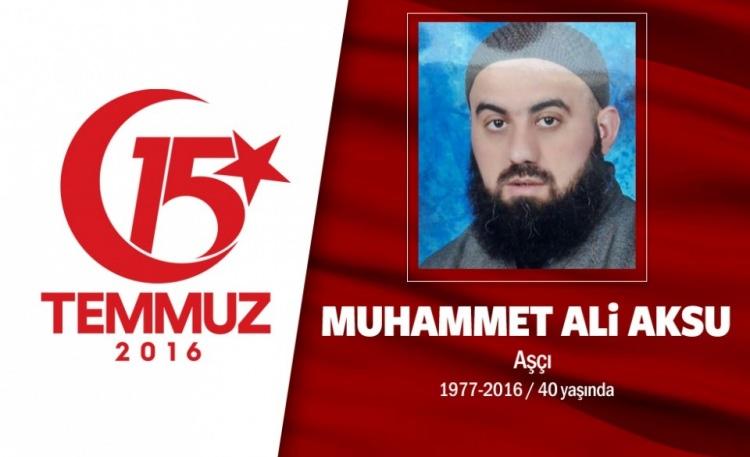 <p>1977 doğumlu Muhammed Aksu, istanbul Esenler’de oturuyordu. Aşçılık yaparak geçimini sağlıyordu. 15 Temmuz gecesi, kuzeniyle birlikte darbecilere karşı direnmek için sokağa çıktı. Darbeciler, Muhammed Ali Aksu’nun içinde bulunduğu aracı tanklarıyla ezerek geçti. Muhammd Aksu, darbe girişiminin ilk şehitlerden biri oldu. Aksu, Fatih Camii’nde kılınan cenaze namazının ardından memleketi Samsun’un Alaçam ilçesi Doyran Köyü’nde gözyaşları arasında defnedildi.</p>
