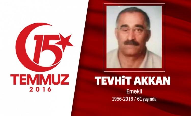 <p>60 yaşındaki Tevhit Akkan, Ankara’da seyyar satıcılık yapıyordu. Erzurum Horasanlı Tevhit Akkan, 15 Temmuz gecesi 3 oğluyla sokağa çıktı. Ankara’da yoğun çatışmaların yaşanığı Jandarma Genel Komutanlığı önüne gitti. Baba Tevhit Akkan, oğullarıyla birlikte tankların üzerine yürüdü. Darbecilere, “Aynı vatandayız, aynı milletteniz” dediler ama kurşunların hedefi oldular. Baba Tevhit Akkan, oğluna isabet edecek kurşunun önüne geçti, şehit oldu. Darbecilerin saldırsında Tevhit Akkan’ın 2 oğlu Nahit ve Ferit ise yaralandı, gazi oldu. Oğulları darbe girişimi sonrası demokrasi nöbetlerine katıldı, “Vatan sağolsun, Babamızdan devraldığımız nöbetteyiz” dediler.</p>