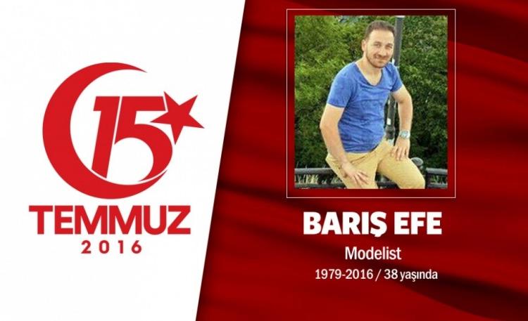 <p>Türk bayrağıyla çektirdiği fotoğraflarını sosyal medyadan yayınladı, sokağa çıktı. 37 yaşındaki Barış Efe, modelistlik yapıyordu. 15 Temmuz gecesi darbe girişimi sonrası darbecilere karşı direnişe geçti. Boğaz Köprüsü'ndeki darbecileri engellemeye çalışırken, açılan ateş sonucu şehadet şerbetini içti. Annesi, kız kardeşleri cenazesinde güçlükle sakinleştirildi. 37 yaşındaki Barış Efe'nin cenazesi, Karabük'ün Eflani ilçesinde son yolculuğuna uğurlandı.</p>