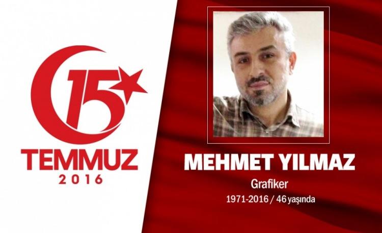 <p>45 yaşındaki Mehmet Yılmaz, Yedi Hilal Derneği Üsküdar Başkanıydı. 15 Temmuz hain darbe girişimi sonrası eşine ‘Allah’a emanet ol’ diyerek evinden çıktı. O saatlerde darbecilerin ele geçirdiği Boğaziçi Köprüsü'ndeki direnişe katıldı. Köprüye ilk gidenler arasındaydı. Son görüntülerinde köprüdeki gençlere, "Polis müdahale edecek, biraz geri çekilin" diye uyarıyordu. Ancak o anda hain darbecilerin silahından çıkan kurşunlar onu buldu, kelime-i şehadet getirerek şehit oldu. Şehidin eşi, "Rabbim bizi de onurlandırdı, vatanımız, devletimiz sağ olsun. Rabbim vatanımıza, devletimize zeval vermesin." dedi. Şehit Yılmaz’ın cenazesi Üsküdar Kirazlıtepe Camii’nden son yolculuğuna uğurlandı.</p>