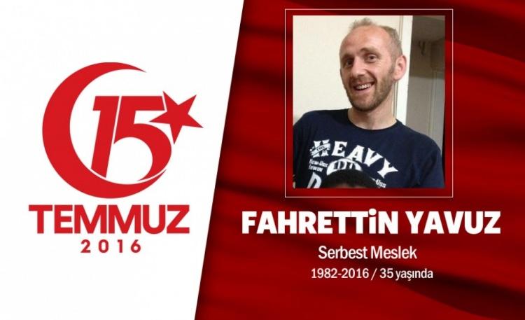 <p>Sosyal medyada yayınladığı son videosunda "İstanbul uyuma, memleketi sahip çık" sloganlarıyla halkı sokağa çağırdı. İstanbul'da hain darbecilerin açtığı ateş sonucu şehit düştü. 36 yaşındaki Fahrettin Yavuz, İstanbul'da camcılık yapıyordu. 6 yıl önce gittiği Afrika'ya gitmiş, Moritanyalı eşiyle evlenmişti. 15 Temmuz gecesi hain darbecilerin işgal ettiği TRT Harbiye stüdyolarının önüne gitti. Tam o sırada darbecilerin silahından çıkan kurşunun başına isabet etmesi sonucu şehit düştü. Trabzonlu Fahrettin Yavuz arkasında Moritanyalı bir eş ve 2 çocuk bıraktı. Şehit Fahrettin Yavuz, Eyüp'teki aile mezarlığında ebediyete uğurlandı.</p>