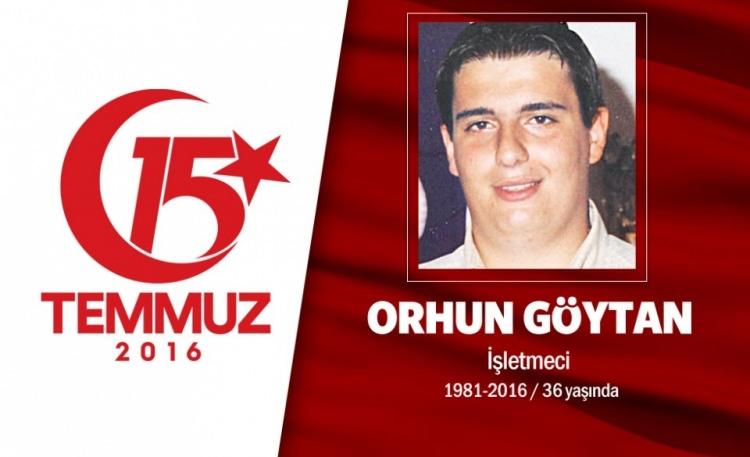 <p>Darbecilerin kardeşlerden birini şehit etti, diğerini sakat bıraktı. 36 yaşındaki Orhun Göytan, Malta Üniversitesi'nde ekonomi bitirmiş, İstanbul'da turizmcilik yapıyordu. 15 Temmuz gecesi ağabeyi ile birlikte İstanbul Bağlarbaşı’ndaki işyerindeydi. Babaları oğullarını arayıp “Sakın dışarı çıkmayın” dedi. Ancak Kenan ve Orhun annelerini yalnız bırakmamak için gece 03.00'da yola çıktı. İstanbul Acıbadem civarında yolları hain darbeciler tarafından kesildi, araçlarına ateş açıldı. Ağabeyinin yaralanması sonrası Orhun Göytan, gaza eliyle basmak için eğildiği sırada darbecilerin kurşunlarına hedef oldu. Orhun, vücuduna isabet eden 7 kurşunla şehit oldu. Ağabeyi ise, bacağından sakat kaldı. Şehidin babası, "FETÖ, Cumhuriyet'e sahip çıkan, Atatürkçü, milliyetçilere en büyük zararı verdi” dedi.</p>