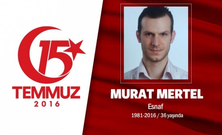 <p>40 yaşındaki Murat Mertel, Makedonya'nın Gostivar bölgesinden gelen göçmen bir ailenin çocuğuydu. Kısa süre önce büyük bir hevesle Kapalıçarşı'da işyeri açmıştı. Cumhurbaşkanı Erdoğan'ın, "Sokağa çıkın" çağrısı sonrası abdest alıp evden çıktı, darbecilerin ele geçirmeye çalıştığı evine yakın olan İstanbul Acıbadem'deki Türk Telekom binasına doğru yöneldi. Sabaha doğru bir arkadaşının vurulduğunu görünce tişörtü ile yarasını bağlamış, hastaneye götürmek isterken sırtından vuruldu. Ümraniye Araştırma Hastanesi'ne kaldırıldı, sürekli tekbirler getiriyordu, en son eşi ve çocuklarını görmek nasip oldu. Şehit Murat Mertel, Karacaahmet Şakirin Camiindeki cenaze namazı ile defnedildi.</p>