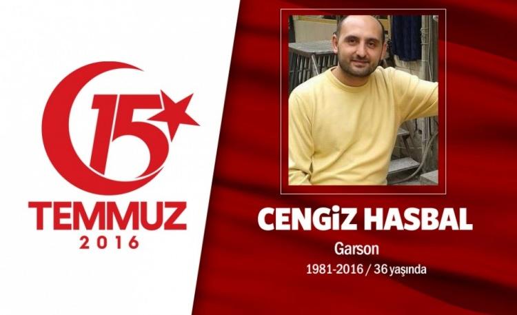 <p>Cengiz Hasbal Garson 35 yaşındaki işçi Cengiz Hasbal, 15 Temmuz akşamı Fetullahçı Terör Örgütü üyeleri tarafından gerçekleştirilen darbe girişimine tepki göstermek için Boğaziçi Köprüsü’ne gitti. Buradaki direnişte cuntacıların açtığı ateş sonucu göğsünden ve kolundan vurularak ağır yaralanan Cengiz Hasbal, 19 gün süren yaşam mücadelesini kaybederek şehit oldu. Geçimini bir lokantada garsonluk yaparak sağlayan evli ve 2 çocuk babası Hasbal’ın acılı babası Ahmet Hasbal, "Yapacak bir şey yok. Ne mutlu bizlere. Tüm şehitlerimize Allah rahmet eylesin. O gece komşularımızla beraber gittiler. Köprüde ağır yaralandı. 20 gündür yoğun bakımdaydı, dün de Allah'ın rahmetine kavuştu. Allah hepsinden razı olsun, bu vatan için şehit oldular" dedi. Şehidin Türk bayrağına sarılı tabutu, yakınları tarafından hastaneden alınarak Üsküdar Küplüce’deki Saray Camii’ne getirildi. Şehidin cenazesine 11. Cumhurbaşkanı Abdullah Gül ve Enerji ve Tabii Kaynaklar Bakanı Berat Albayrak’ın yanı sıra çok sayıda vatandaş katıldı. Şehit Cengiz Hasbal, kılınan namazın ardından Küplüce Mezarlığı’nda toprağa verildi. Şehidin ismi, İstanbul Ataşehir’de bir ortaokula verildi.</p>