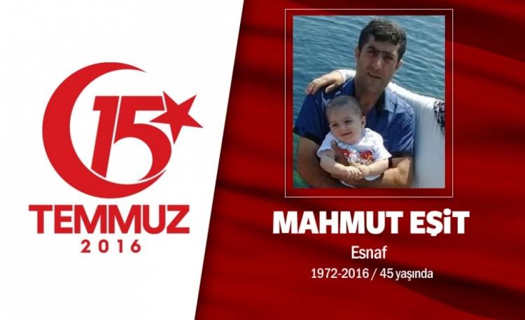 <p>Mahmut Eşit Esnaf 15 Temmuz 2016 tarihinde demokrasi düşmanı cuntacıların girişmiş olduğu darbe girişimine karşı mücadele verenlerden biri olan Mardinli 44 yaşındaki Mahmut Eşit’in 6 çocuğu babasız kaldı. Darbe girişimi sırasında yapılan protesto gösterilerinde motosikletteyken vücuduna taş isabet etmesi sonucu yaralanan lokantacı Mahmut Eşit, kaldırıldığı hastanede şehit oldu. Mahmut Eşit’in 16 yaşındaki oğlu İbrahim Halil Eşit, maddi durumlarının iyi olmadığını ifade ederek, "Devletten tek isteğimiz babamı şehitlik statüsüne koymalarıdır. İstanbul’da kirada oturuyoruz, geçim kaynağımız hiç y ok. Bir tek o çalışıyordu" dedi. Eşit’in otopsisi İstanbul Adli Tıp Kurumu’ndan yapıldıktan sonra, İstanbul Büyükşehir Belediyesi’nin tahsis ettiği cenaze aracıyla cenazesi memleketi Mardin’in Derik İlçesi’ne getirildi. Burada düzenlenen cenaze töreninin ardından şehidin Türk bayrağına sarılı tabutu, Cevizpınar Mahallesi’ndeki Hıdran Mezarlığı’nda toprağa verildi. Şehidin ismi, Mardin Derik’te bir imam hatip lisesine verildi.</p>