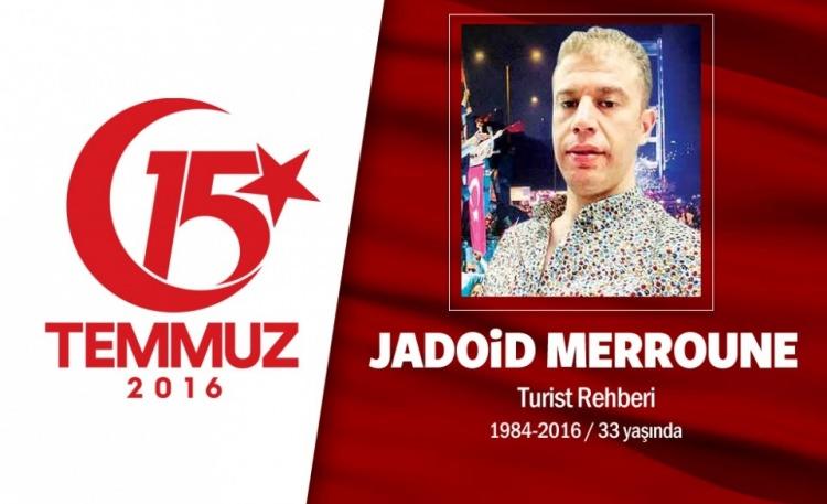 <p>Faslı Jouad Merroune, 5 yıl önce Türkiye'ye geldi. Türkiye’de seyyar satıcılık yapıyordu. 32 yaşındaydı, eşi 5 aylık hamileydi. Yaşasaydı bu yaz eşiyle birlikte memleketi Fas’ın Tanca şehrine gidecek, 5 yıl aradan sonra ailesiyle hasret giderecekti. Cumhurbaşkanı Erdoğan'ın çağrısını dinledikten sonra Türkiye'ye destek için sokağa çıktı. Taksim Harbiye’de darbecilerle çıkan çatışmada şehit oldu.</p>