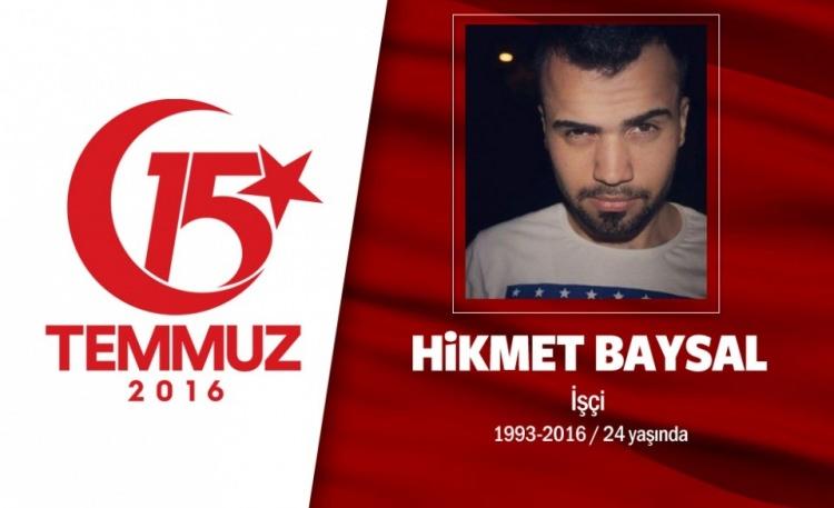<p>FETÖ tarafından gerçekleştirilen darbe girişimi sırasında hainlere karşı durmak için arkadaşı Ferdi Yurduseven ile birlikte Atatürk Havalimanı’na giden 23 yaşındaki Kastamonulu Hikmet Baysal, arkadaşı ile olaylar yatışıp darbeciler püskürtüldükten sonra Sultangazi’de bulunan evlerine dönmek üzere motosikletle yola çıktı. Ancak iki arkadaş geçirdikleri elim trafik kazası sonucu şehit oldu. “Vatan ve bayrak sevgisi taşıyan bir çocuktu” Şehit Hikmet Baysal’ın annesi, ‘’Oğlum maneviyatı yüksek, vatan ve bayrak sevgisi taşıyan bir çocuktu. Acı ve gururu birlikte yaşıyoruz’’ şeklinde açıklama yaptı. Kastamonu nüfusuna kayıtlı Hikmet Baysal’ın cenazesi, yakınlarının gözyaşları arasında ebedi ikametgahına uğurlandı.</p>