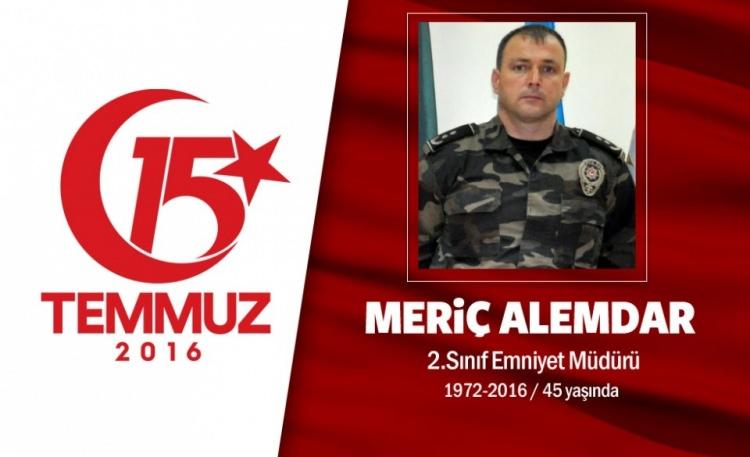 <p>1972 doğumlu Meriç Alemdar 2. sınıf emniyet müdürüydü. 2014 yılında Gaziantep Mürşitpınar Sınır Kapısı’nda görevliyken Kobani’den atılan hava mermisiyle başından yaralanan Alemdar, tedavisinin ardından görevine döndü. 15 Temmuz darbe girişimi sırasında Gölbaşı Özel Harekat Daire Başkanlığı görevini yürütüyordu. Darbeci hainlerin ele geçirdiği savaş uçaklarından atılan bombalar neticesinde 52 meslektaşıyla birlikte Gölbaşı Özel Harekat Daire Başkanlığı’nda şehit oldu. Cenazesinde oğlu Yusuf Tuna ve kızı Pelin asker selamı durdu. Şehidin babası emekli öğretmen Ali Alemdar ise, oğlunun acısına dayanamadı. Birkaç gün sonra kalp krizi geçiren baba Ali Alemdar kurtarılamadı.</p>
