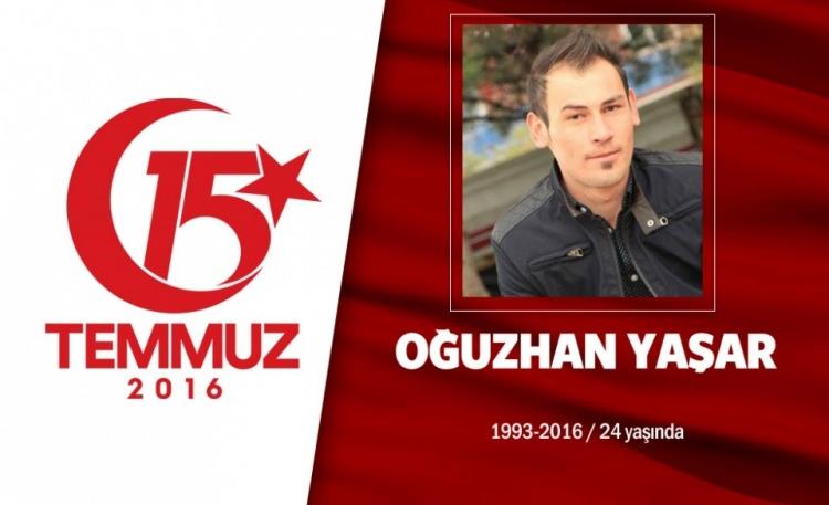 <p>1993 doğumlu Oğuzhan Yaşar, 15 Temmuz gecesinin en genç şehitlerinden oldu. Ankara’da tezgahtarlık yapan Oğuzhan Yaşar, hain girişimin yaşandığı gece arkadaşlarıyla Cumhurbaşkanlığı Külliyesi’ni korumaya gitti. Bölgedeki darbecilerin Külliye’ye girişine engelleyen hainlerin saldırısında şarapnel parçasıyla başından yaralandı. Hastaneye kaldırılan Oğuzhan Yaşar, 19 gün sonra yaşam mücadelesini kaybetti, şehit oldu. Şehidin babası, “Allah yazmışsa, arkasından ben de giderim” diye konuştu. Cumhurbaşkanı Erdoğan, ailesine başsağlığı ziyaretinde bulundu, Oğuzhan için, “Dünya güzeli, 23 yaşında bir fidandı” dedi. Şehit Oğuzhan Yaşar’ın naaşı Erzurum Şenkaya’da son yolculuğuna uğurlandı.</p>