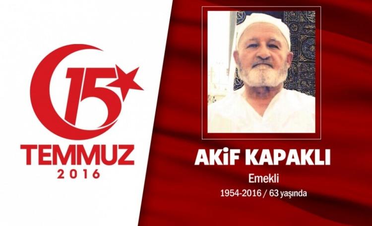 <p>62 yaşındaki Akif Kapaklı, müteahhitlik yapıyordu. 15 Temmuz gecesi direniş için oğluyla birlikte sokağa çıktı. Darbe girişimini protesto etmek için gittiği Ankara Kızılay Meydanı'nda darbeci hainler tarafından vuruldu. Yaralı olarak hasteneye kaldırılan Akif Kapaklı, kurtarılamadı ve şehit oldu. Akif Kapaklı'nın Türk bayrağına sarılı tabutunun yanında aynı saldırıda yaralanan oğlu da vardı. Akif Kapaklı, memleketi Çorum'un Sungurlu İlçesi'nde son yolculuğuna uğurlandı.</p>