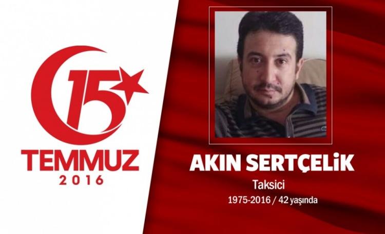 <p>Türk bayrağını evinin balkonuna astı, üzerine kimliğini bile almadı, pijamalarıyla darbe karşıtı direnişe katılmak için sokağa çıktı. 41 yaşındaki Akın Sertçelik, evli ve iki çocuk babasıydı. 15 Temmuz gecesi gelen bir telefonla uyandı, Cumhurbaşkanı Erdoğan’ın direniş çağrısı sonrası hemen harekete geçti. 15 dakika mesafedeki Fetih Mahallesi’nden Boğaziçi Köprüsü’ne gitti. Hainlere karşı direnirken açılan ateş sonrası şehadet şerbetini içti. Şehidin eşi, Akın Sertçelik’i “kimliksiz, pijamalı adam” tanımıyla morgta bulabilmiş. "Vefat ettiği zaman yüzü nur doluydu ve gülüyordu. Bu vatan sahipsiz değil. Bu vatan için üç can daha var verilecek seve seve." diyor. Şehit Akın Sertçelik, Esatpaşa Camii’nde düzenlenen törenin ardından son yolculuğuna uğurlandı.</p>