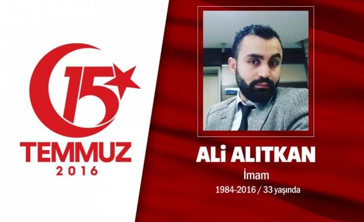 <p>32 yaşındaki İmam Ali Alıtkan, evli bir çocuk babasıydı. Taşrada uzun yıllar imam-hatiplik yapan Ali Alıtkan, Diyanet İşleri Başkanlığı Rıfat Börekçi Eğitim Merkezi’nde görevini sürdürüyordu. 15 Temmuz gecesi Genelkurmay Başkanlığı önünde darbeciler tarafından vuruldu, gülümseyerek şehit oldu. Şehit Ali Alıtkan, 7 yaşındaki kızının gözyaşları arasında Ankara Mamak Ortaköy mezarlığına defnedildi. Şehidin adı memleketi Çorum Sungurlu’da Ali Alıtkan Ortaokulu adıyla yaşatılacak.</p>
