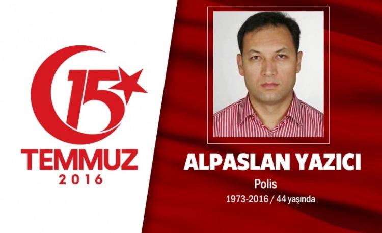 <p>45 yaşındaki Alpaslan Yazıcı, özel harekat polisiydi. Evli ve üç çocuk babasıydı. Güneydoğu'da birçok bölgede terörle mücadele operasyonlarında yer almıştı. Hatta, yaklaşık 4 ay önce terör örgütü PKK’ya yapılan operasyonlarda kullanılan roketatarların üstüne “ RTE Rize” ve “Kalkandere” yazılarını yazmıştı. 15 Temmuz gecesi hain darbecilerin ele geçirdiği savaş uçaklarıyla Gölbaşı Özel Harekat Dairesi'ne düzenlediği hava saldırısında şehit düştü. Şehidin babası, "3 evladım daha var. Vatana, millete feda olsun." dedi. Şehit Polis Alpaslan Yazıcı, memleketi Kırıkkale’de son yolculuğuna uğurlandı.</p>