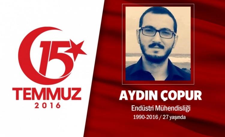 <p>FETÖ'cü hainler hem asker olma hayallerini engelledi, hem de şehit etti.27 yaşındaki Aydın Çopur, 2009 yılında FETÖ'cü örgüt üyelerinin baskıları sonrası Kara Harp Okulu’nu bırakmak zorunda kaldı. Daha sonra üniversiteyi kazanarak Kırıkkale Üniversitesi Endüstri Mühendisliği okulundan mezun oldu. 3 günlüğüne tatil için Ankara'daydı. 15 Temmuz gecesi babasını aradı, ‘Baba bugün devletim, bayrağım için bir şeyler yapmazsam ne zaman yapacağım. Hakkını helal et’ dedi. Beştepe’de Cumhurbaşkanlığı Külliyesi önündeki saldırıda şehit düştü. Şehit Aydın Çopur, memleketi Çankırı'nın Kurşunlu ilçesinde son yolculuğuna uğurlandı.</p>