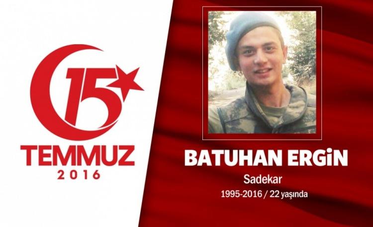 <p>İki ay önce askerden dönmüştü, üniformalı darbecilere karşı mücadele ederken şehit düştü. 21 yaşındaki Batuhan Ergin, askerliğini doğuda yapmak istedi. Verdiği dilekçeyle Bitlis'te komando olarak vatani görevini tamamladı. 2 ay önce askerden dönen Batuhan, 15 Temmuz gecesi, "Bu hainler vatanı ele geçirecekler. Biz burada niye oturuyoruz? " diyerek sokaklara çıktı. Sosyal medyadan verdiği son mesajında, Boğaziçi Köprüsü'nün girişindeki fotoğrafıyla, "Eve erzak almaya değil, devlete sahip çıkmaya geldik" yazıyordu. Mesajdan kısa bir süre hain darbecilerin saldırısı sonrası yaralandı, kaldırıldığı hastanede şehadet şerbetini içti. Şehidin babası, oğlunun askerde şehit olmayı çok istediğini söyledi.</p>