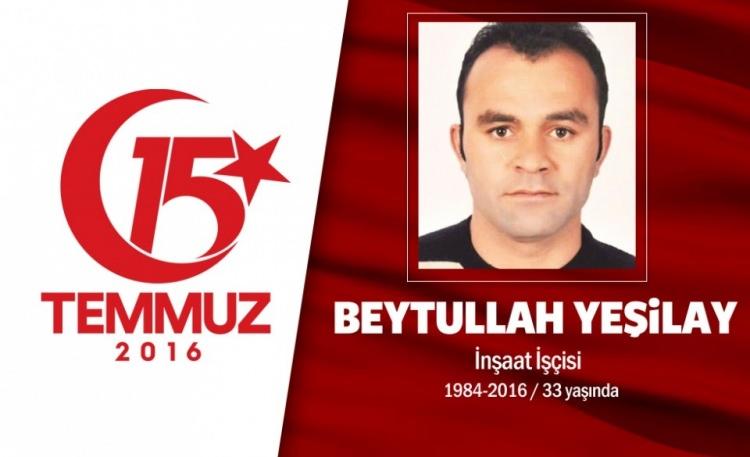 <p>28 yaşındaki Beytullah Yeşilay, inşaat işçisiydi. 1 yıl önce evlenmişti. Eşine ‘Vatan olmazsa biz de olmayız’ derdi. 15 Temmuz gecesi Cumhurbaşkanı Erdoğan'ın çağrısı üzerine sokağa çıktı, kardeşi ve arkadaşlarıyla direnişe geçti. Önce grup olarak Ankara Numune hastanesi önündeki darbeci tankını etkisiz hale getirdiler. Ardından Başkent Ankara'da darbeci işgali altındaki Genelkurmay Başkanlığı'na gittiler. Beytullah Yeşil, hain darbecilerin açtığı ateş sonucu şehit düştü, kardeşi de gazi oldu. Şehit babası, "Ben de hazırım, vatan için canımız feda" diyor. Beytullah Yeşil, memleketi Yozgat'ta gözyaşlarıyla son yolculuğuna uğurlandı. Şehit Beytullah Yeşilay'dan geriye eşi ve 4 aylık kızı Miray kaldı.</p>