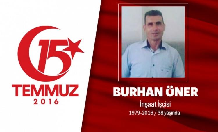 <p>37 yaşındaki Burhan Öner, istanbul Pendik'te oturuyordu. Vanlı Burhan Öner, evli ve 2 çocuk babasıydı. 15 Temmuz gecesi darbe girişimini duyar duymaz hain darbecilerin ele geçirdiği Boğaziçi Köprüsü'ne gitti ve direnişe katıldı. Burhan Öner, darbecilerin tank ateşi saldırısında şehadet şerbetini içti. Şehit Burhan Öner, Pendik Sülüntepe Mahallesi Ahmet Tevetoğlu Camii'nde kılınan cenaze namazının ardından Yeni Şeyhli Mezarlığı Şehitliği'ne tekbirlerle defnedildi.</p>