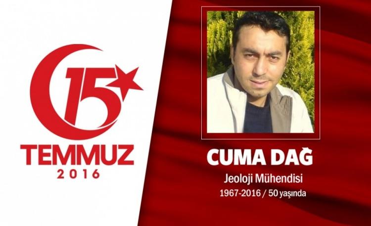 <p>39 yaşındaki Cuma Dağ, Jeoloji Mühendisiydi, MTA Genel Müdürlüğü’nde görev yapıyordu. Aslen Elazığ'lı, evli ve bir çocuk babasıydı. 15 Temmuz gecesi eşiyle birlikte Cumhurbaşkanlığı Külliyesi önüne gitti. Hain darbecilerin saldırısıyla eşinin gözleri önünde şehit düştü. Şehidin annesi, “Peygamber ocağında istemiyorum böyle hain ihanet çetelerini” diyerek ağıt yaktı. 5 yaşındaki oğlu Ahmet Yavuz ise, “Benim babam çok kişiye yardım etti, çok kişiyi kurtardı. Allah bize yardımcı olsun” ifadesini kullandı. Şehit Cuma Dağ’ın Türk bayrağına sarılı naaşı Ankara Karşıyaka'da son yolculuğuna uğurlandı.</p>