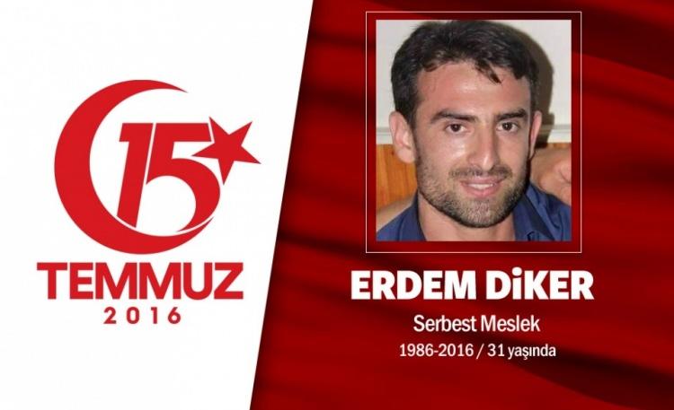 <p>Yaralı polislere yardıma gitti, şehit olduğu haberi geldi. 30 yaşındaki Erdem Diker, evli ve bir çocuk babasıydı. İstanbul’da demir doğrama atölyesinde çalışıyordu. 15 Temmuz gecesi hainlerin darbe girişimine karşı direnişe katıldı. Kuzeni, "Amcaoğlum bana Sabiha Gökçen Havaalanı yakınlarında iki kardeşiyle birlikte olduklarını yaralı polisleri gördüklerinde polislere yardım etmeye çalıştıklarını söyledi. En son görüşmemiz de bu şekilde oldu." dedi. Darbecilerin saldırısında yaralanan Erdem Diker, şehitlik mertebesine ulaştı. Erdem Diker, memleketi Tokat’ın Niksar ilçesinde defnedildi.</p>