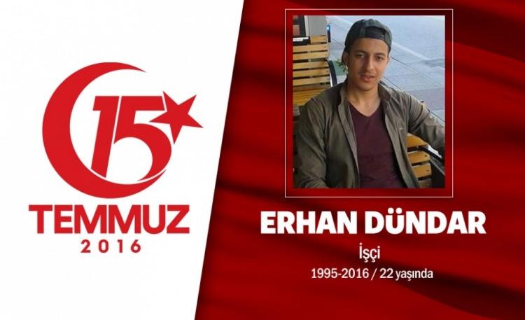 <p>21 yaşındaki sağır ve dilsiz Erhan Dündar, 15 Temmuz gecesi darbeci askerler tarafından açılan ateşle ağır yaralanmıştı. 10 gün boyunca Çapa Tıp Fakültesi Hastanesi’nde yoğun bakımda kalan Dündar, 25 Temmuz tarihinde şehit oldu. Ailenin tek çocuğu olan Erhan Dündar, milli iradeye sahip çıkmak için önce Atatürk Havaalanında ardından İstanbul Sultangazi’de darbeci askerlerin karşısına dikildi. Aslen Malatyalı olan henüz 21 yaşındaki engelli Erhan Dündar, Cumhurbaşkanı Recep Tayyip Erdoğan’ın çağrısı öncesi babasıyla birlikte Atatürk Havalimanı’na gitti. Gece 03.00’ten sonra Sultangazi’ye dönen Erhan Dündar ve babası, İstanbul Sultangazi’deki Baştabya Askeri Kışlası önünde darbeci askerler tarafından açılan ateş sonucu ağır yaralandı. Dündar, 10 gün boyunca yaşam mücadelesi verdi. 25 Temmuz’da vefat eden Şehit Erhan Dündar, Sultangazi Merkez Camii’nde kılınan cenaze namazının ardından Edirnekapı Şehitliği’ne defnedildi.</p>