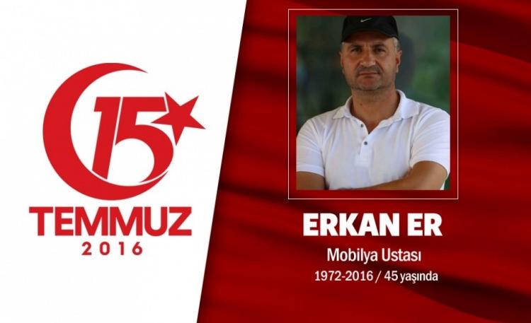 <p>44 yaşındaki Erkan Er, esnaflık yapıyordu. Evli ve bir çocuk babasıydı. 15 Temmuz gecesi Jandarma Bölge Komutanlığı ve Cumhurbaşkanlığı Külliyesi'nin bulunduğu bölgede vatan savunmasındaydı. En son saat 01.18'te 'Allah'ını seven vatanına sahip çıksın. Herkes sokaklara' yazarak telefonundan mesaj attı. İlk ateşte kulağından yaralandı ama direnişine devam etti. Jandarma Komutanlığı'nın üzerine çıkan hain darbecilerin açtığı ateş sonucu şehit düştü. Erkan Er, memleketi Çankırı'da son yolculuğuna uğurlandı.</p>