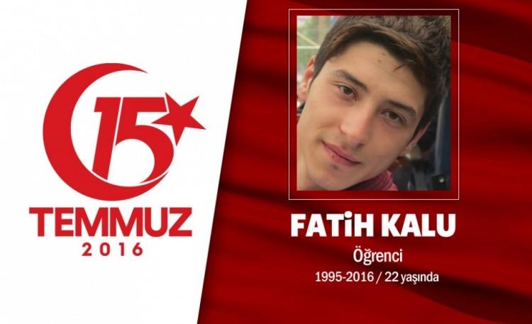 <p>20 yaşındaki Fatih Kalu, 15 gün sonra askere gidecekti, akrabalarını ziyaret için Bolu’dan başkent Ankara’ya gitti. Fatih Kalu, üniforma giymiş hain darbecilerin saldırısında şehit oldu. Fatih Kalu, 15 Temmuz gecesi hain darbecilere karşı Cumhurbaşkanlığı Külliyesi’ni savunmak için Ankara sokaklarındaydı. Darbecilerin ele geçirdiği helikopterden açılan ateş sonucu şehadet şerbetini içti. Fatih Kalu için Bolu Gerede'de Yeni Cami’nde cenaze töreni düzenlendi. Arkadaşları, Türk bayrağıyla sarılı tabutun yanında Fatih Kalu'nun fotoğrafını tuttu. Şehit Fatih Kalu'nun cenazesi Bolu Gerede Şehir Mezarlığı’na götürülerek son yolculuğuna uğurlandı.</p>