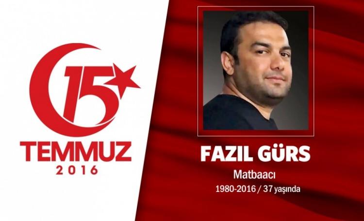 <p>36 yaşındaki Fazıl Gürs Ankara’da matbaacılıkla uğraşıyordu. 15 Temmuz gecesi akrabalarıyla birlikte darbecilere karşı direnmek için sokağa çıktı. Ankara’da Sıhhiye’de hain darbecilerin kullandığı tankların sıkıştırması sonucu şehit düştü. Şehit Gürs’ün eşinin babası da şehit düşenler arasındaydı. Şehidin eşi, “Haklarımızı helal ettik ve daha sonra haber alamadık. Kardeşim ‘verecek bir canımız var’ demişti.” ifadesini kullandı. Gürs’ün cenazesinde, 6 yaşındaki oğlu Ömer babasının Türk bayraklı tabutuna sarılarak öptü. Fazıl Gürs, Ankara Karşıyaka Mezarlığı’nda son yolculuğuna uğurlandı.</p>
