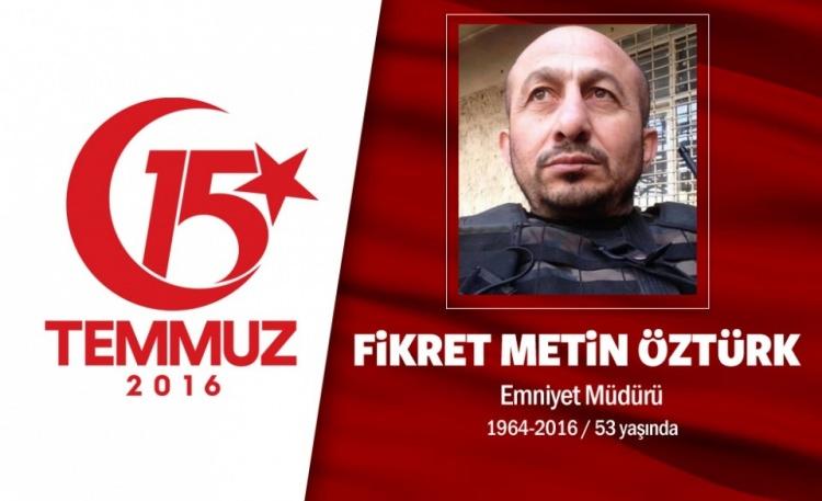 <p>1965 yılında doğan Fikret Metin Öztürk, Özel Harekat Daire Başkanlığı’nda polis müdürü olarak görev yapıyordu. Fikret Metin Öztürk’ün eşi Çorum’da hemşirelik yapıyordu ve 2 çocuğu vardı. 3. Sınıf Emniyet Amiri Fikret Metin Öztürk, 15 Temmuz gecesi darbe girişimini duyar duymaz Özel Harekat Daire Başkanlığı’na gitti. Hain darbecilerin hava saldırısında şehit oldu. Şehidin ağabeyi, "Devletin en ufak bir zararını istemezdi. Babası da olsa karşı çıkardı." dedi. Fikret Metin Öztürk İstanbul Bağcılar Osman Gazi Camii’nde düzenlenen tören sonrası Edirnekapı Şehitliği’nde defnedildi. Ardından eşi Hatice Öztürk ile 13 yaşındaki kızı Elif Ülkü ve 3 yaşındaki oğlu Ahmet Oğuz kaldı.</p>