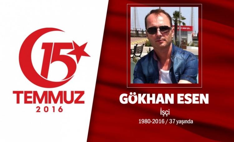 <p>Kardeşini kurtardı ama kendisi şehit oldu. 36 yaşındaki Gökhan Esen, firmalarda teknik personel olarak çalışıyordu. Aslen Kahramanmaraşlı olan Gökhan Esen, 15 Temmuz gecesi arkadaşları ve yakınlarıyla birlikte sokağa çıktı. Çengelköy'deki darbeci terörüne karşı geldi. Çengelköy Polis karakolunun yakınlarına geldiğinde darbeciler tarafından ateş edildi. Yaralı kardeşi Volkan'ı kurtardı, hastaneye gönderdi. Arkadaşlarına, 'Siz gidin kardeşimi kurtarın ben buradakilere yardım edeceğim' dedi. Darbeci hainlerin saldırısında kendisi şehit düştü. Şehit Gökhan Esen, Çengelköy'deki Yıldırım Beyazit Camisi'nde cenaze namazı sonrası Çengelköy mezarlığına defnedildi.</p>