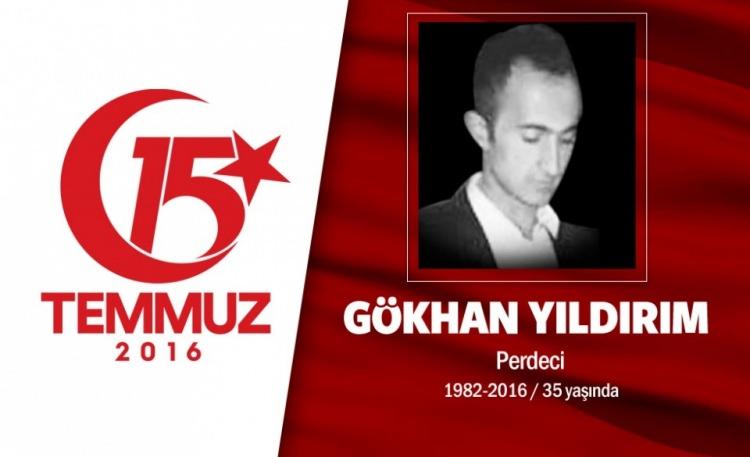 <p>31 yaşındaki Gökhan Yıldırım, perdecilik yapıyordu. Evli ve 10 yaşında bir oğllu vardı. 15 Temmuz gecesi Cumhurbaşkanı Erdoğan'ın yaptığı "direnin" çağrısı sonrası o da sokağa çıktı. Başkent Ankara’da darbecilerin ele geçirdiği helikopterden açılan ateş sonucu şehit düştü. Şehit Gökhan Yıldırım'ın cenaze töreni memleketi Kırşehir'de yapıldı.10 yaşındaki oğlu Saffet Yıldırım da, amcasının yanında şehit babası için saf tutup namaz kıldı. Şehit Gökhan Yıldırım,Kırşehir'in Kaman ilçesine bağlı KargınYenice köyünde son yolculuğuna uğurlandı.</p>