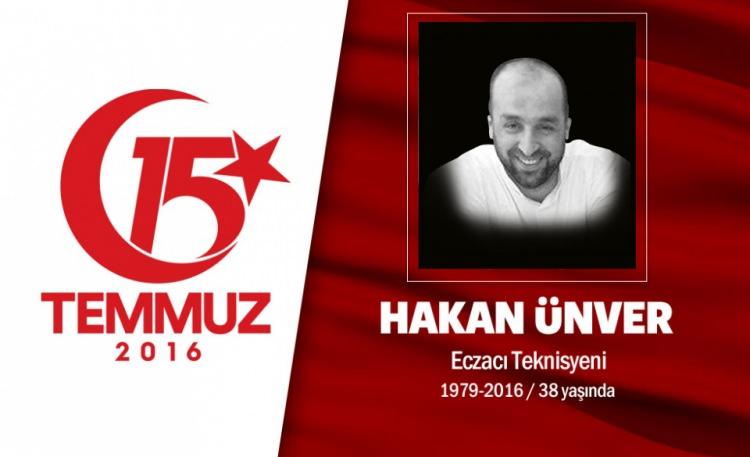 <p>37 yaşındaki Hakan Ünver, eczacı teknisyenliği yapıyordu. Meslektaşı Ayşe Nur Lüy Ünver ile evliydi. 15 Temmuz gecesi Cumhurbaşkanı Erdoğan’ın çağrısı üzerine arkadaşlarıyla birlikte hain darbecilere karşı direnişe katıldı. Ardından Emniyet Müdürlüğü önüne gitti, bölgedeki darbecilere engellemeye çalıştı. Hain darbecilerin ele geçirdikleri savaş uçaklarından açtığı ateş sonucu şehit düştü. Şehit Hakan Ünver’in cenazesi Ankara Demetevler Öz Elif Camii'nde kılınan cenaze namazı sonrası Karşıyaka Mezarlığı'nda defnedildi.</p>