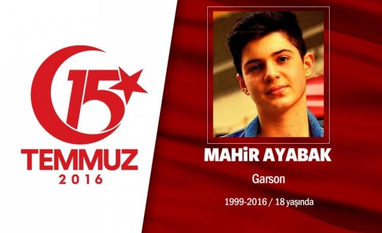 <p>17 yaşındaydı Mahir Ayabak... Garsonluk yapıyordu. 15 Temmuz gecesi darbe girişimi sırasında işyerindeydi. İşten çıkar çıkmaz işgal altındaki Atatürk Havalimanı’nı kurtarmak için yola çıktı?. Mahir ve arkadaşları, darbeci hainlerden birini etkisiz hale getirerek polislere teslim etmişti. Olay sonrası darbecilerin hedefi oldu, genç yaşta şehit düştü. Annesi, " Vatan için gerekirse diğer çocuğumu da yollarım. Benim oğlum ölmeseydi başkasının oğlu ölecekti’’ dedi. 17 yaşındaki Mahir Ayabak, Edirnekapı Şehitliği’nde son yolculuğuna uğurlandı.</p>