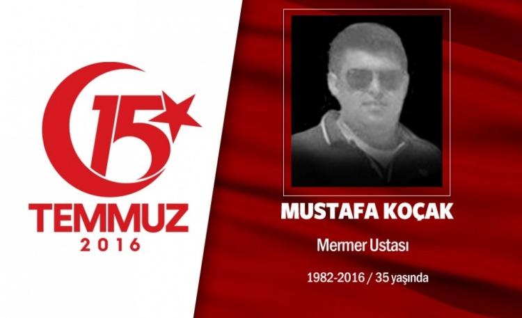 <p>34 yaşındaki Mustafa Koçak, yurt dışında özel bir şirkette mermer işçisi olarak çalışıyordu. Evli ve iki çocuk babasıydı. İzin dönemlerinde Ankara Sincan'daki ailesinin yanında kalıyordu. 15 Temmuz gecesi Cumhurbaşkanı Erdoğan'ın çağrısıyla sokağa çıktı. Cumhurbaşkanlığı Külliyesi'ni korumaya gitti, sabahın ilk ışıklarına kadar mücadele etti. Hain darbecilerin gasp ettiği savaş uçaklarıyla Cumhurbaşkanlığı Külliyesi yakınlarına düzenlediği saldırıda şehit düştü. Şehit Mustafa Koçak'ın cenazesi memleketi Yozgat’ın Çayıralan ilçesi Gülyayla köyünde dualarla ve tekbirlerle defnedildi.</p>
