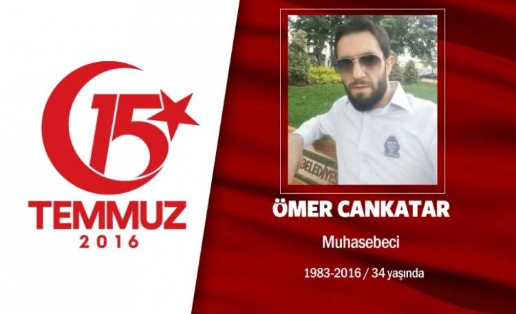 <p>33 yaşındaki Ömer Cankatar, üniversiteyi bitirmiş, stajyer mali müşavir olarak çalışıyordu. Sosyal medya hesabına, "Bazen sadece gitmek gerekir" yazmıştı. 15 Temmuz gecesi Cumhurbaşkanı Erdoğan'ın "meydanlara inin" çağrısı sonrası sokaklara çıktı. O sıralarda darbeci işgali altındaki Saraçhane'deki İstanbul Büyükşehir Belediyesi binasının önüne gitti. Darbecileri engellemeye çalışırken hainlerin açtığı ateş sonucu şehit düştü. Yeğenleriyle ilgilenmeyi çok severdi. Şehit Ömer Cankatar, Cumhurbaşkanı Erdoğan'ın katıldığı törenle Fatih Camii'nden diğer kahramanlarla birlikte son yolculuğuna uğurlandı</p>
